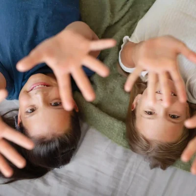 ADHS meistern – Kinder strecken Hände, Psychologe König, Psychologische Beratung und Therapie