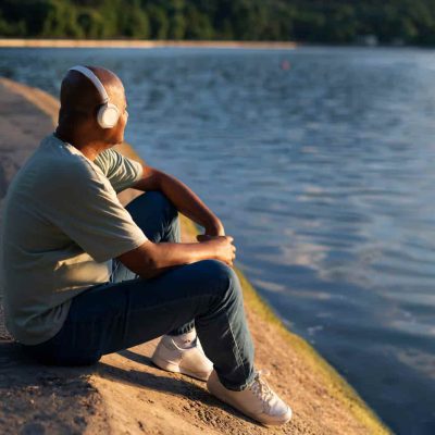Außenporträt eines Mannes – Spezialisierte Unterstützung in der Trauerbewältigung durch Maximilian König, klinischer Psychologe und Gesundheitspsychologe.