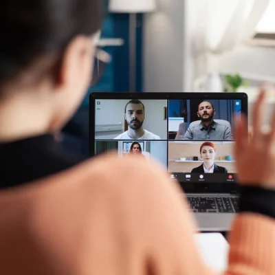 Frau und Gruppe nehmen an einer Online-Gruppenpsychotherapie-Sitzung teil und verabschieden sich zufrieden am Ende der Sitzung. Angeboten von Psychologe König.
