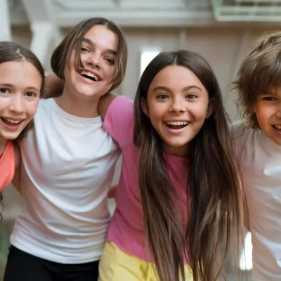 Glückliche Kinder umarmen sich nach einem erfolgreichen Workshop bei Psychologe König – Ihre Anlaufstelle für kindgerechte psychologische Beratung und Therapie.