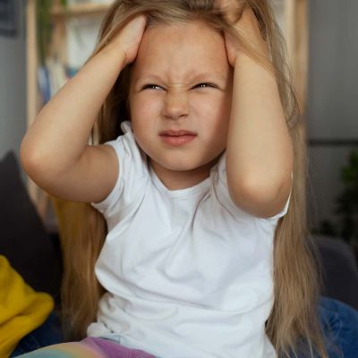 Kleines Mädchen fasst sich an den Kopf – Professionelle Unterstützung bei Ängsten und Sorgen durch Maximilian König, klinischer Psychologe und Gesundheitspsychologe.