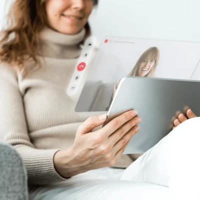 Frau bei Videoanruf auf Tablet – Psychologische Beratung für Erwachsene durch Maximilian König, klinischer Psychologe und Gesundheitspsychologe.